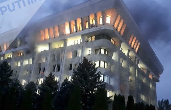 Протестующие против власти в Бишкеке заняли здание правительства Киргизии