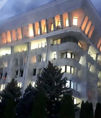 Протестующие против власти в Бишкеке заняли здание правительства Киргизии