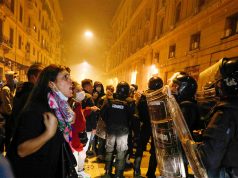 В Неаполе сотни человек вышли на акцию протеста карантина