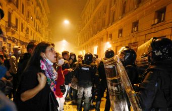 В Неаполе сотни человек вышли на акцию протеста карантина