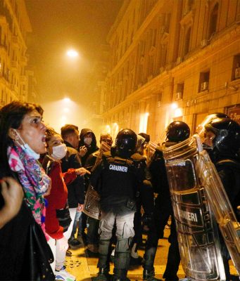 В Неаполе сотни человек вышли на акцию протеста карантина