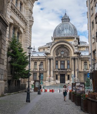 Столица Румынии погружается в карантин Бухарест