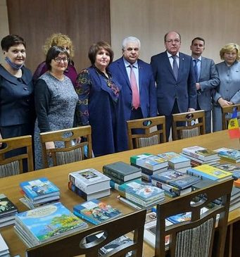 Кишиневский лицей получил от Посольства России коллекцию книг