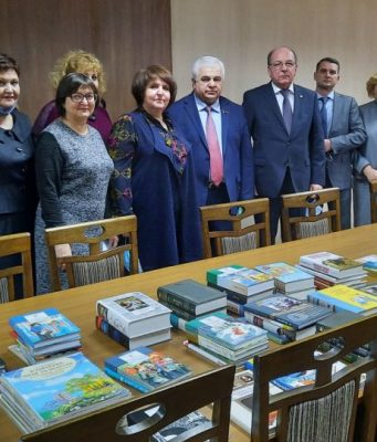 Депутаты из России подарили книги лицею имени Гоголя в Кишиневе