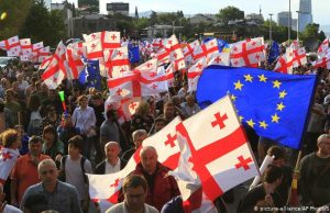 Минимум 27 человек пострадали на протестах в Тбилиси