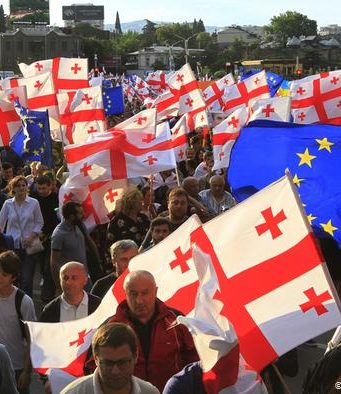 Минимум 27 человек пострадали на протестах в Тбилиси