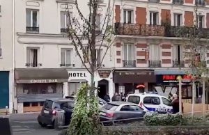 На улице Парижа задержали мужчину с мачете