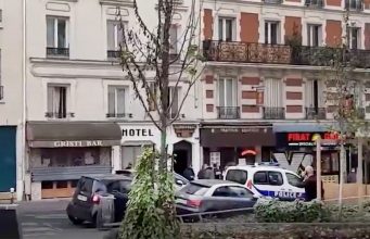 На улице Парижа задержали мужчину с мачете