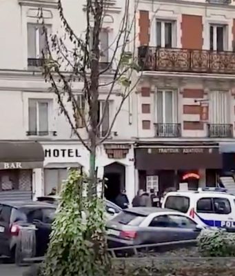 На улице Парижа задержали мужчину с мачете