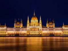 В Венгрии однополым парам запретили усыновление