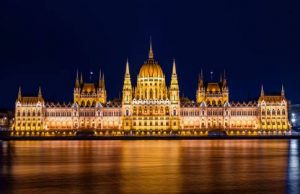 В Венгрии однополым парам запретили усыновление