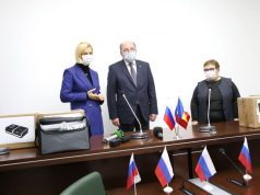 Партию медоборудования передал посол России в Гагаузию