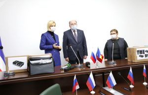 Партию медоборудования передал посол России в Гагаузию