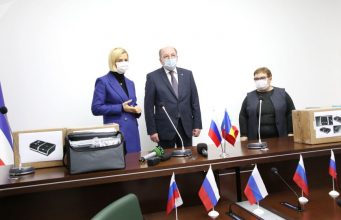 Партию медоборудования передал посол России в Гагаузию