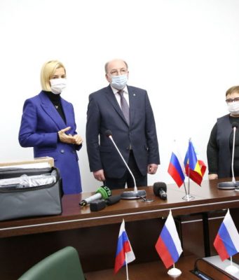 Партию медоборудования передал посол России в Гагаузию