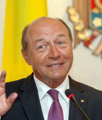 Партия Бэсеску прошла в румынский парламент благодаря голосам, полученным в Молдове