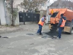В Кишиневе заделают дыры в дорогах