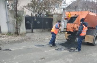 В Кишиневе заделают дыры в дорогах
