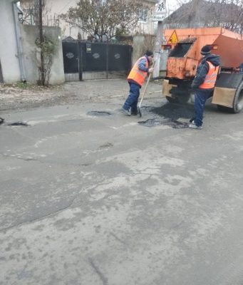 В Кишиневе заделают дыры в дорогах