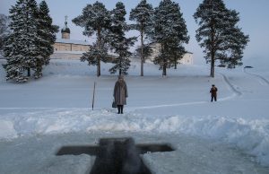 Православные христиане празднуют Крещение Господне