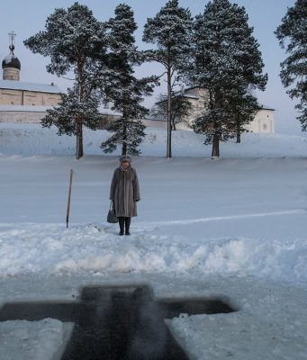 Православные христиане празднуют Крещение Господне