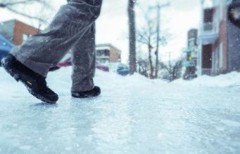 В Молдове продлен жёлтый код в связи с гололедицей зима гололед