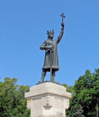 «Воевод» и «Потомки Штефана» принесли цветы к памятнику Штефану Великому в центре столицы (ФОТО)