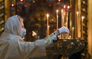 Церковь рекомендует пожилым людям поберечься ковида в Рождество