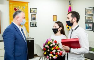 Игорь Додон встретился с молодой семьёй, которой он помог воссоединиться