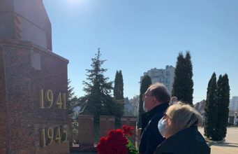 Посол России в Молдове возложил цветы по случаю Дня защитника Отечества