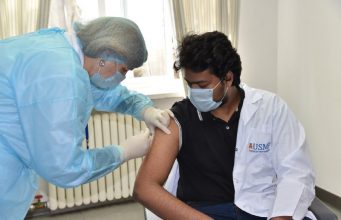 Студентов и педагогов медуниверситета начали прививать от коронавируса