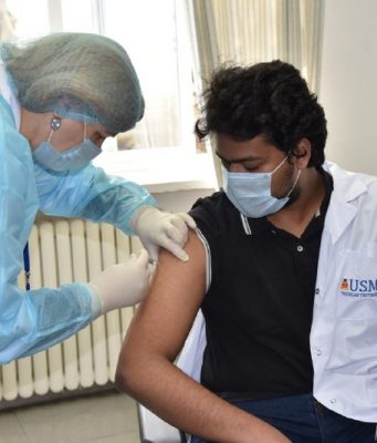 Студентов и педагогов медуниверситета начали прививать от коронавируса