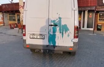 Автомобиль партийного лидера облили зеленкой