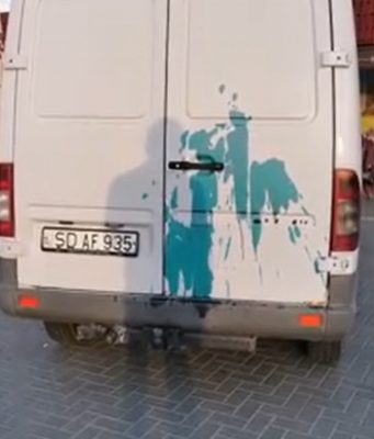 Автомобиль партийного лидера облили зеленкой