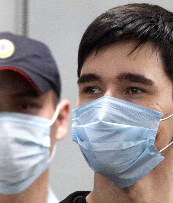 Суд арестовал устроившего стрельбу в гимназии Казани