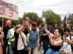 Жители Франции вышли на протесты против коронавирусных ограничений