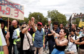 Жители Франции вышли на протесты против коронавирусных ограничений