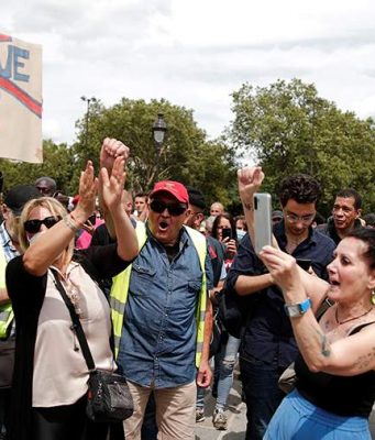 Жители Франции вышли на протесты против коронавирусных ограничений