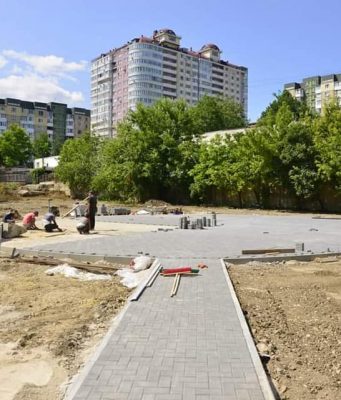 Ремонт дворов в Кишиневе продолжается