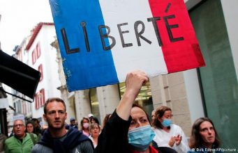 Во Франции протестуют против ужесточения мер по борьбе с COVID-19