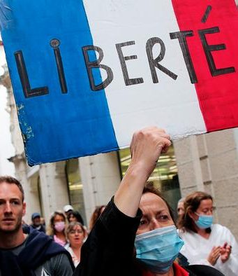 Во Франции протестуют против ужесточения мер по борьбе с COVID-19