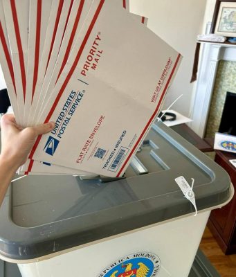 Граждане Молдовы в США начали голосование по почте на выборах