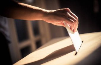 По предварительным данным ЦИК, к 15.00 на республиканском конституционном референдуме проголосовало 907.594 человека, или 32,11 процента.