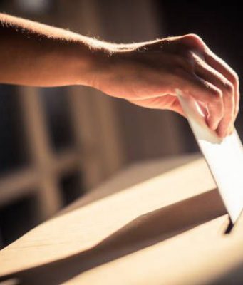 По предварительным данным ЦИК, к 15.00 на республиканском конституционном референдуме проголосовало 907.594 человека, или 32,11 процента.