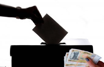 Сотрудники полиции расследуют более 400 случаев подкупа избирателей.