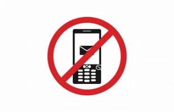 С декабря молдавским школьникам запретят пользоваться телефонами на уроках
