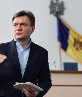 В 2025 году правительство повысит зарплаты врачам, учителям, сотрудникам МВД и социальным работникам, — объявил премьер-министр Дорин Речан в эфире передачи «По фактам» на Exclusiv TV.