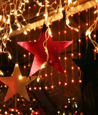 Максимум внимания при установке декоративного освещения на зимних праздниках