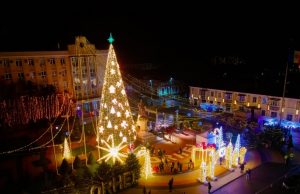 Сказочная атмосфера в Оргееве: Самая высокая и эффектная рождественская елка страны была торжественно открыта командой Илана Шора