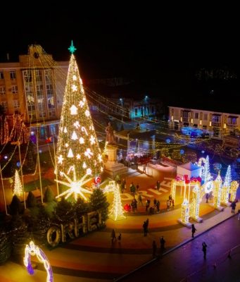Сказочная атмосфера в Оргееве: Самая высокая и эффектная рождественская елка страны была торжественно открыта командой Илана Шора